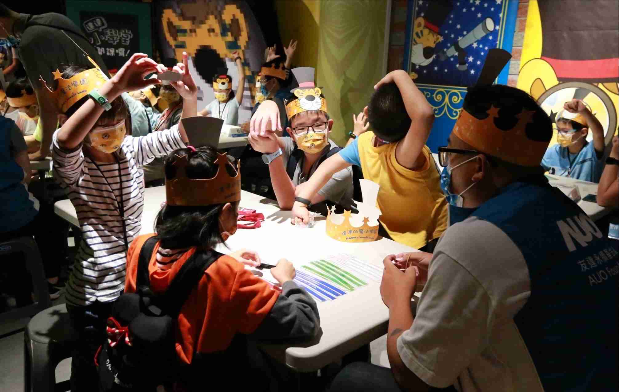 尊龙集团以永续理念推动全人教育计划，，，，内外结盟储备科普教育人才，，，，荣获亚太永续行动奖社会共融面的金奖肯定