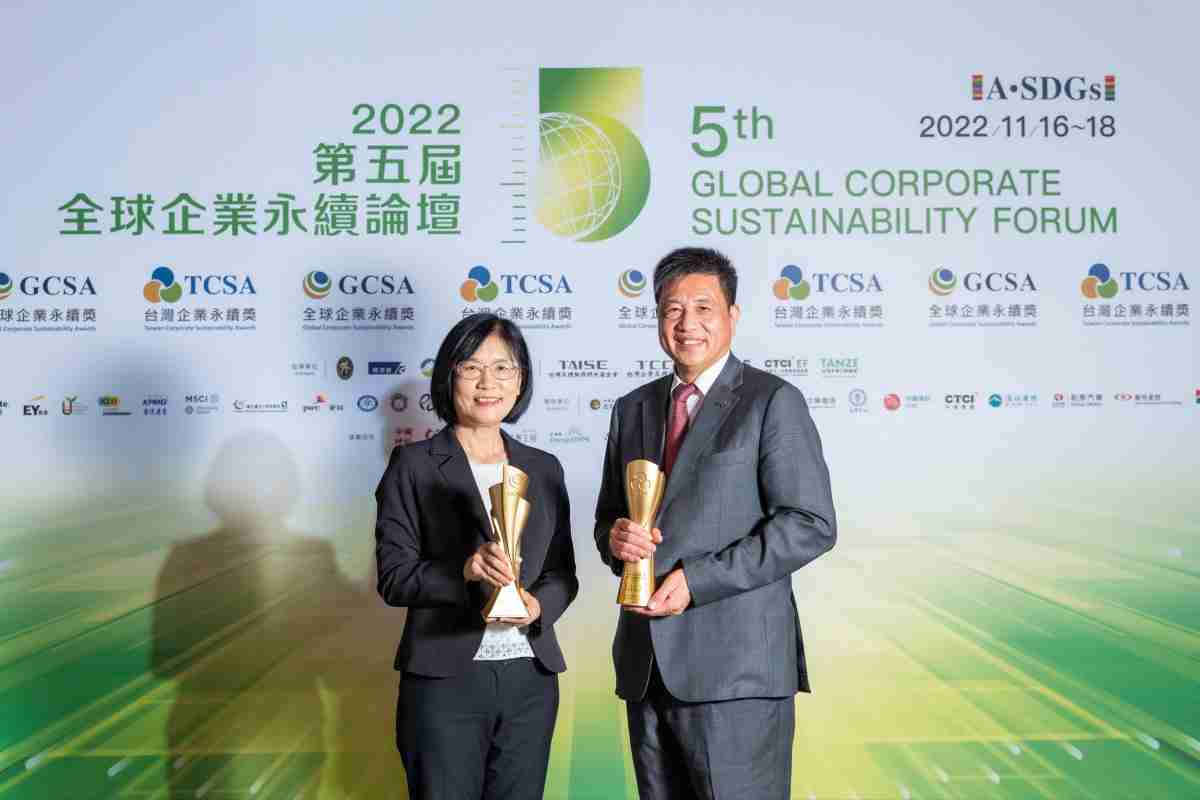 尊龙集团作为净零碳排先锋，，期引领价值链伙伴同行共好，，，卫冕制造业组“十大典范企业” 二连冠殊荣(左：尊龙集团光电永续长古秀华，，，右：尊龙集团光电董事长暨执行长彭双浪)