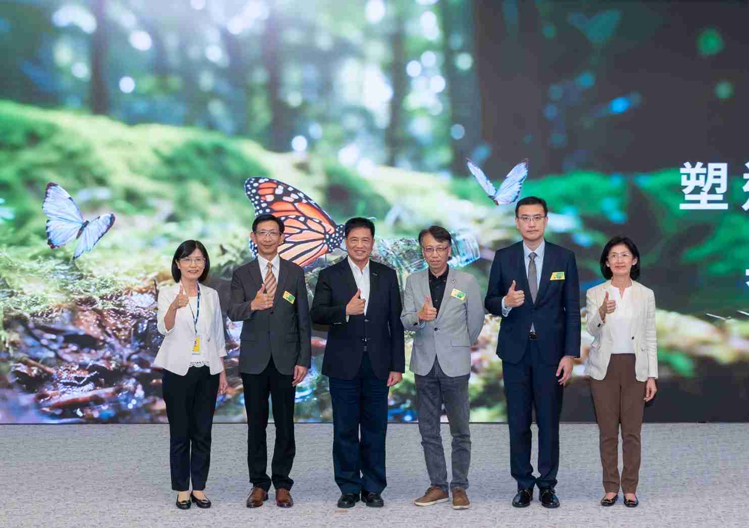 友達2023 CSR共榮大會，，邀請領域專家分享交流生物多樣性管理趨勢、、無塑產品、、、、海廢永續塑料等議題  （圖左到右：友達光電永續長古秀華、、、3M台灣技術長陳君杰、、、友達光電董事長暨集團策略長彭双浪、、光寶科技企業永續發展處處長陳慶暉、、安永聯合會計師事務所執業會計師曾于哲、、、、友達光電供應鏈總部副總經理吳宜芳）