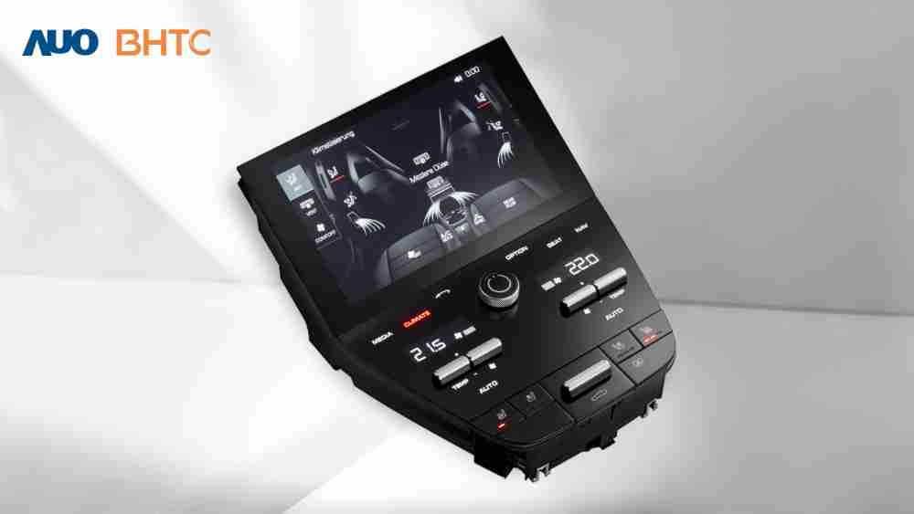 作為友達新生力軍，，BHTC所展示的中央與後座鞍部的Display HMI產品，，可處理多區恆溫控制、、、顯示畫面，，，呈現仿真3D車室分區；以力傳感技術精準傳遞觸感，，，，並結合音量及震動反饋，，，防止意外啟動，，，提供使用者自然流暢、、直觀且輕鬆駕馭的舒適介面