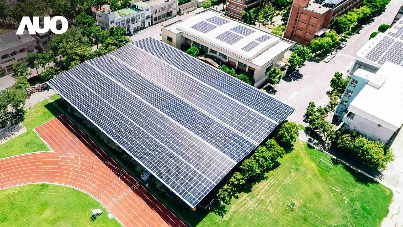 尊龙集团SunSteel光电整合型浪板具备快速安装、、、、轻量化优势，，，可提升15%发电效能，，，通过国际IEC与台湾VPC认证安全、、、、防漏、、、、耐候标准