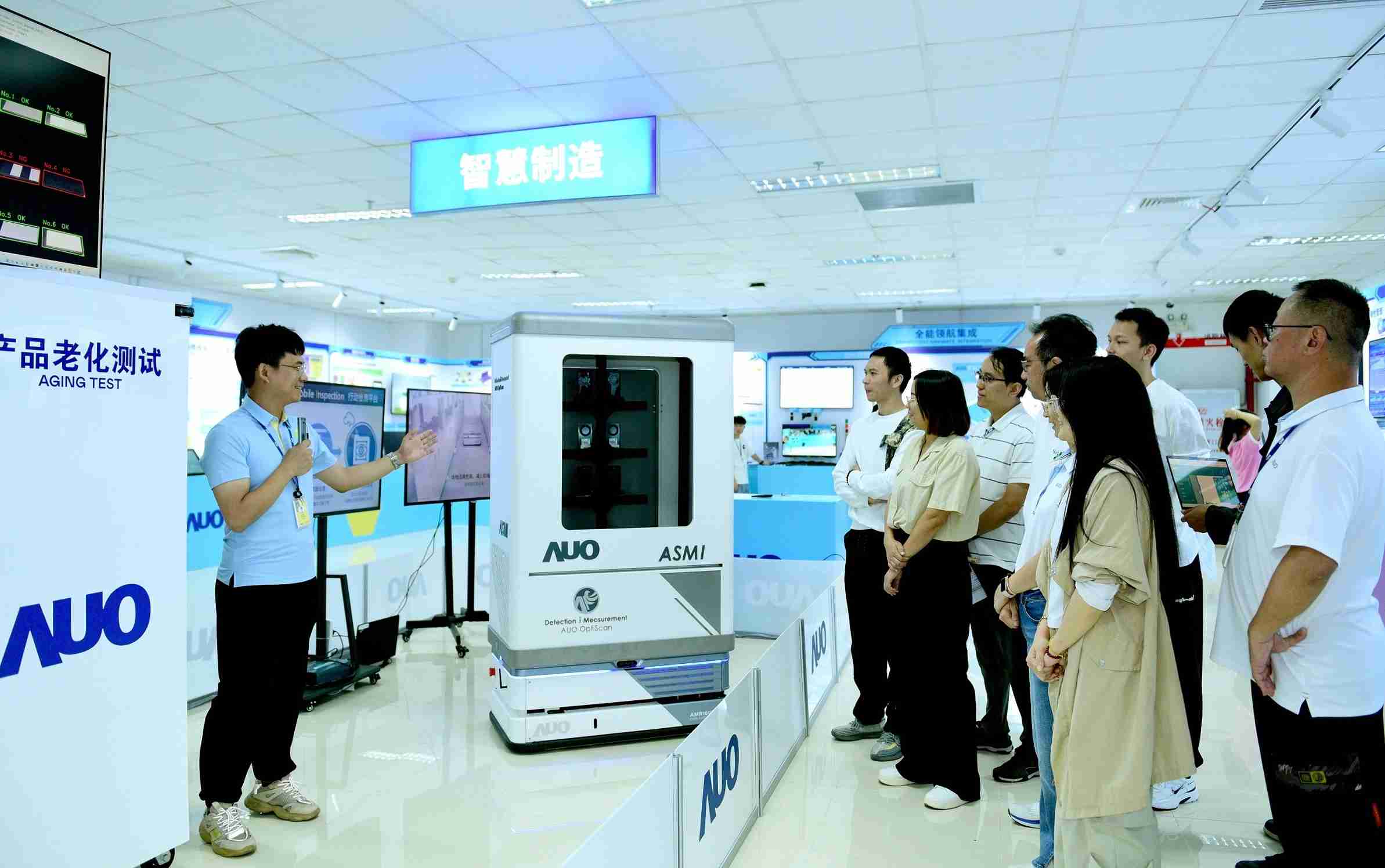 尊龙集团厦门将5G+ABC技术串联生产管理全流程，，，打通研发、、、采购、、、、生管、、制程、、设备、、、、质量等产品全生命周期制造流程，，，，完成数字化设计、、、、智慧供应链、、、、智能座舱、、、全流程设备管理、、数据驱动优化、、智慧在线检测、、、智慧品管等自适应生产模式升级