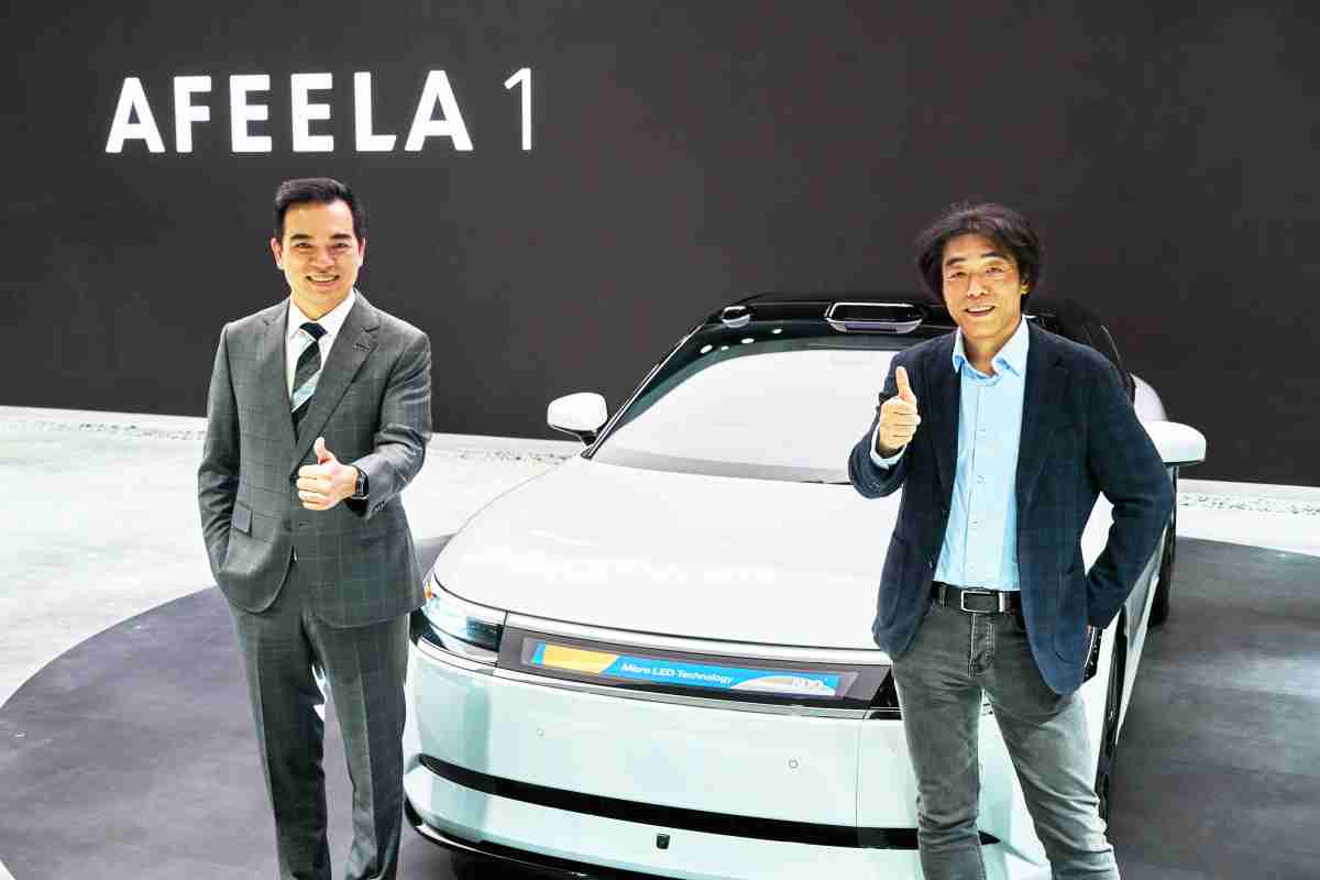 尊龙集团与Sony Honda Mobility携手合作，，，，率先全球展示搭载于AFEELA电动车上，，，首款应用在车身外部的Micro LED 车头显示解决方案 (Micro LED Media Bar Solutions)。。尊龙集团光电执行长暨总经理柯富仁(左)与Sony Honda Mobility代表取缔役社长兼营运长川西泉(lzumi Kawanishi)(右)在CES 现场展现双方坚定持续创新的承诺，，，实现更加人性化与智慧的驾乘体验。。。。