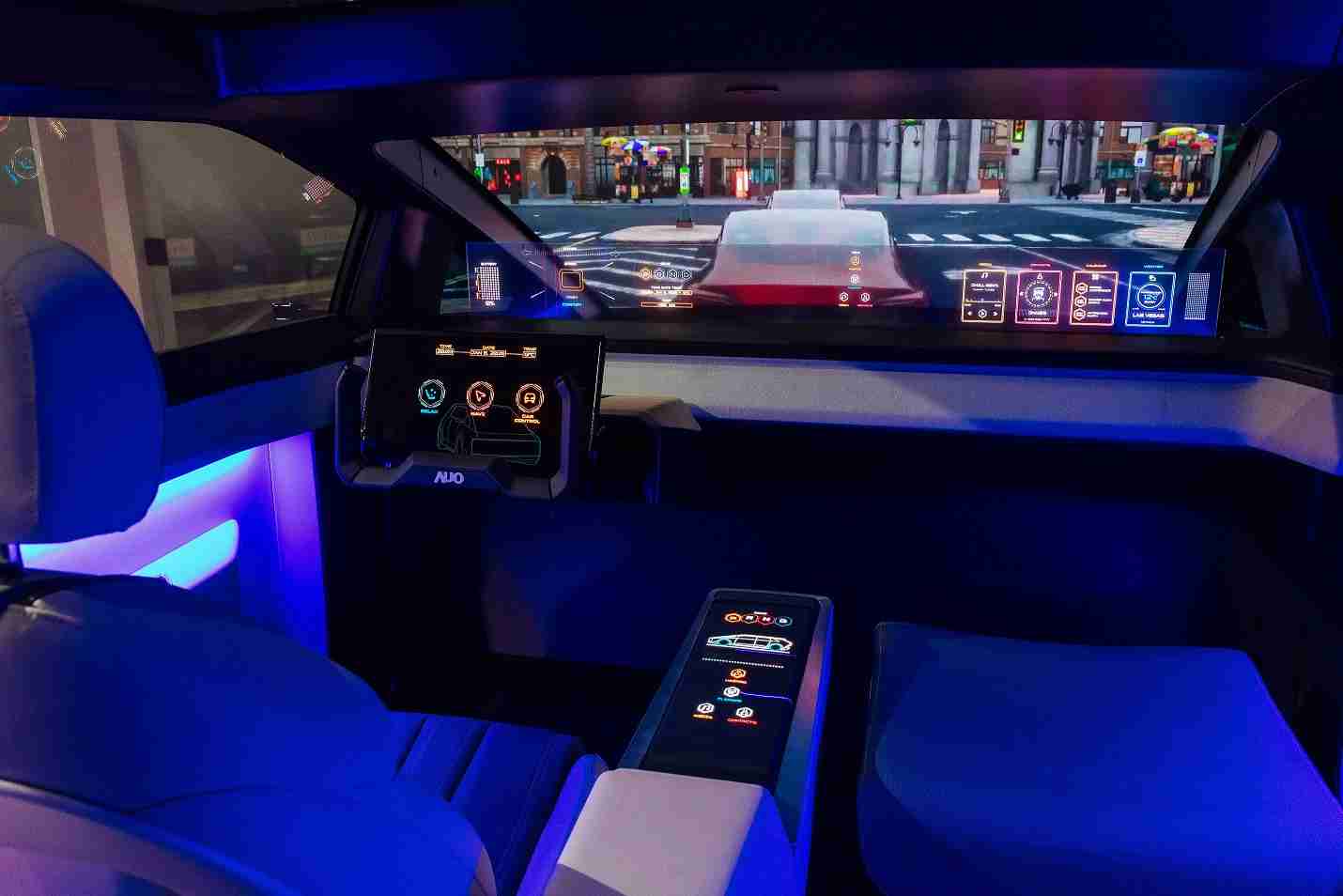 尊龙集团连续四年入围科睿唯安全球百大创新机构，，，，专利布局科技与绿色创新前沿。。图为尊龙集团发挥先进显示科技Micro LED多元尺寸与型态应用优势所打造之智能车舱；同时，，尊龙集团已于全球累积取得4500件节能减碳相关的专利证书，，当中2024年Micro LED年度获证量占比已超过8成