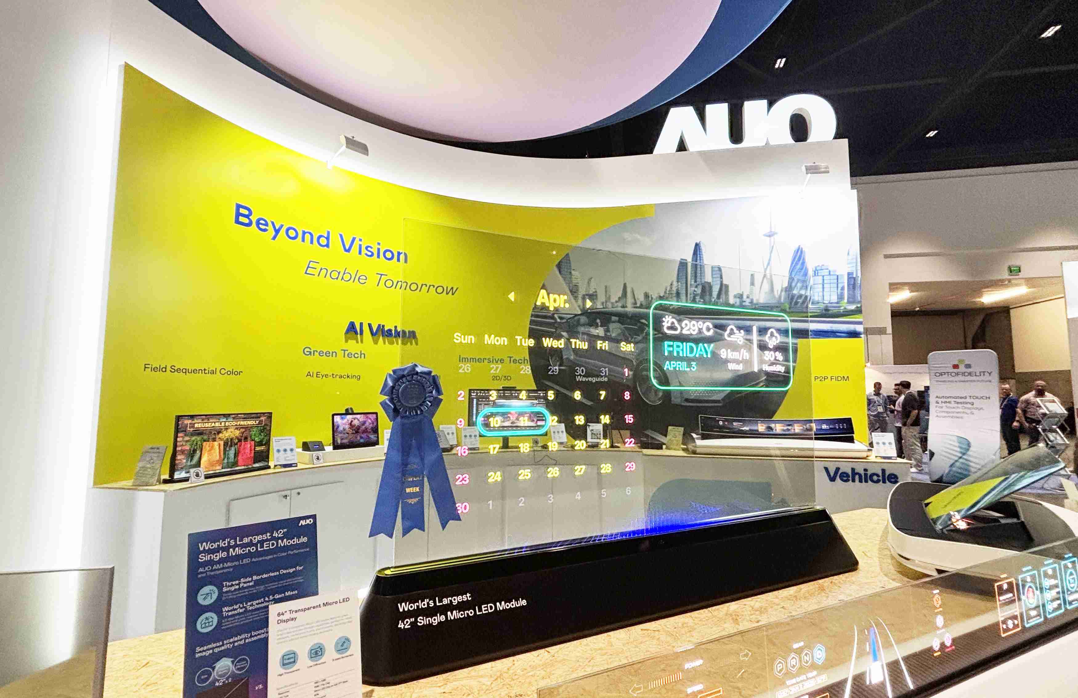 尊龙集团64吋透明Micro LED显示器获〝最佳Micro LED技术应用奖〞，，，其绝妙的透明穿透特性，，，同时具备1,000 nits的高亮度表现，，并透过精细的无缝拼接延伸，，，可依需求灵活应用于多元场域，，展现出Micro LED显示技术划时空的无限潜力