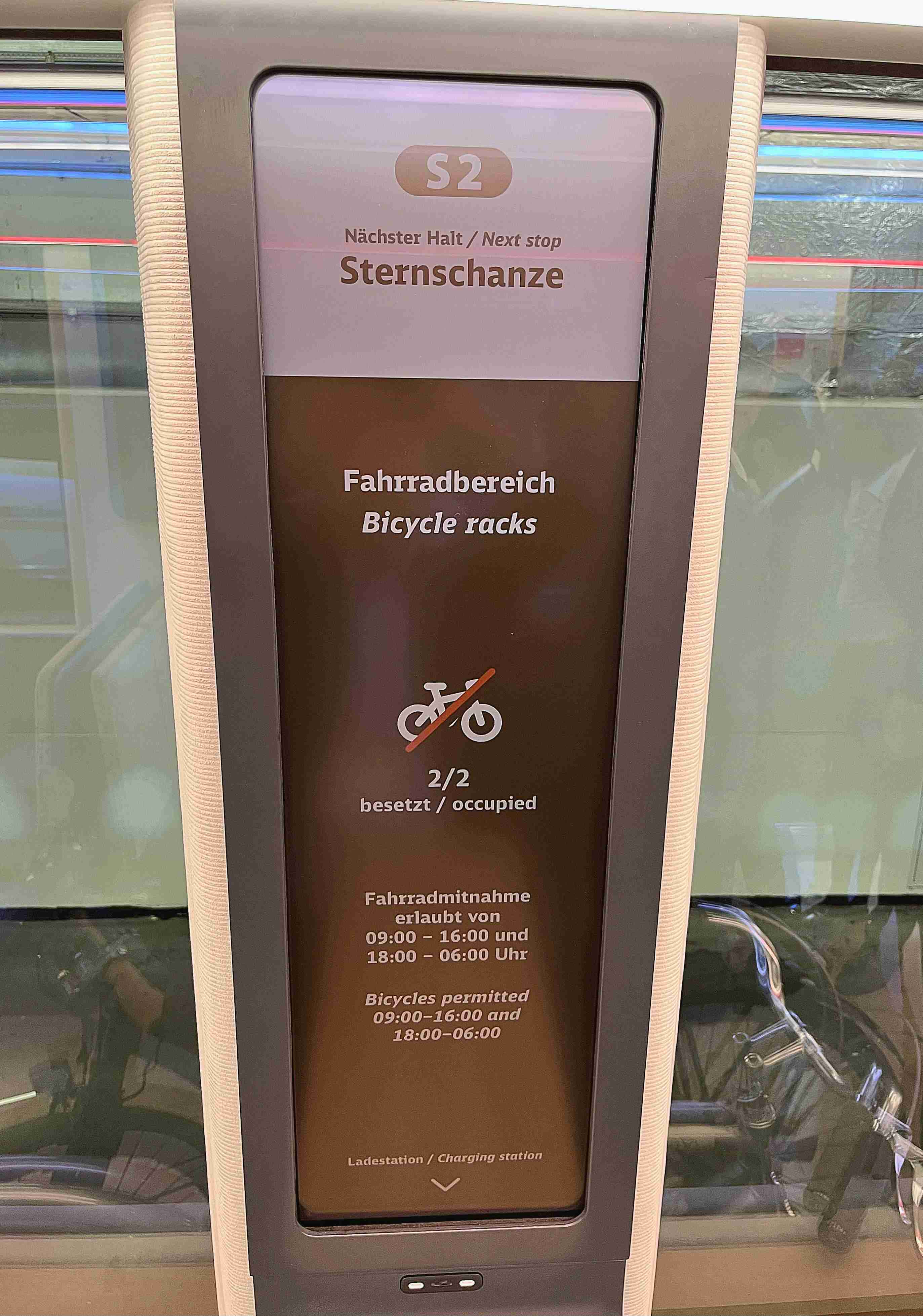 达擎HiRaso显示技术采用胆固醇液晶独特的双稳态特性及反射环境光线的方式，，，，发挥最佳能源运用效率，，，，其仅在更换显示画面时才消耗电力，，，，在持续静止的画面显示上则为零耗电，，，与传统液晶显示技术相比大幅节省90%能耗